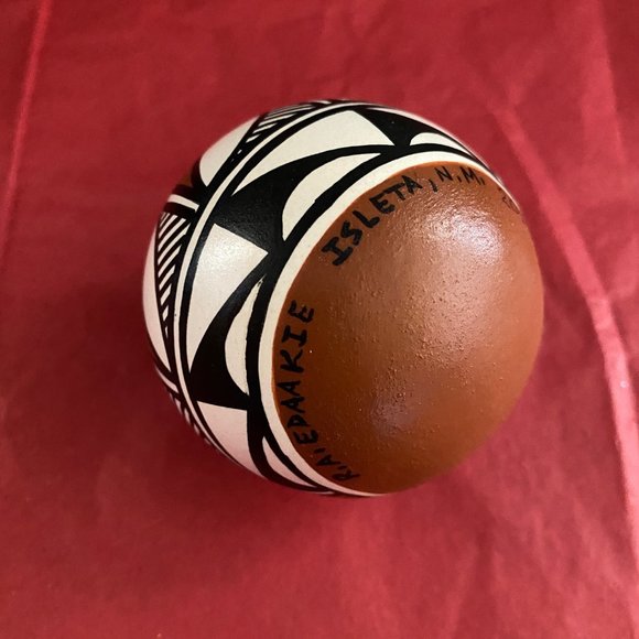 Isleta Pueblo Ornament 2010 Handpainted-signed - Picture 5 of 7